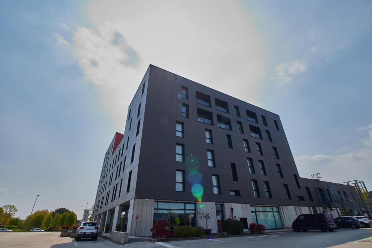 Piazza Lira Schio Residence Bagian luar foto